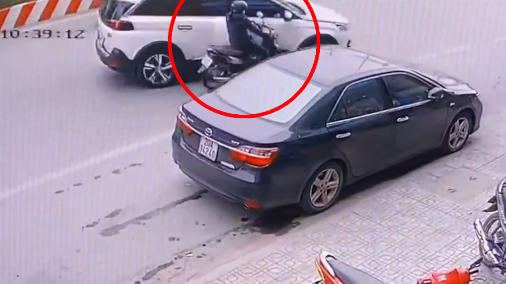 Khoảnh khắc người phụ nữ xảy ra va chạm với xe Peugeot 5008 Khoảnh khắc người phụ nữ xảy ra va chạm với xe Peugeot 5008
