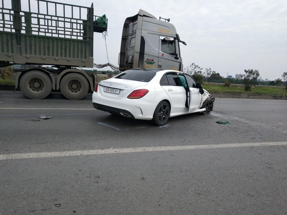 Tài xế xe Mercedes gây tai nạn bị tạm giữ  VnExpress