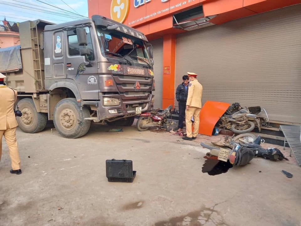 Lực lượng chức năng có mặt tại hiện trường vụ tai nạn Lực lượng chức năng có mặt tại hiện trường vụ tai nạn