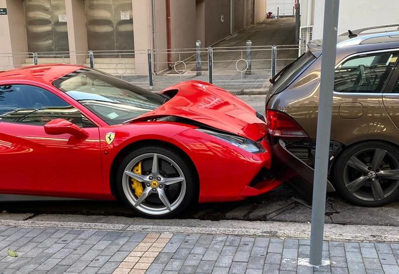 Thiệt hại của siêu xe Ferrari 488 GTB màu đỏ và Volkswagen Golf Thiệt hại của siêu xe Ferrari 488 GTB màu đỏ và Volkswagen Golf