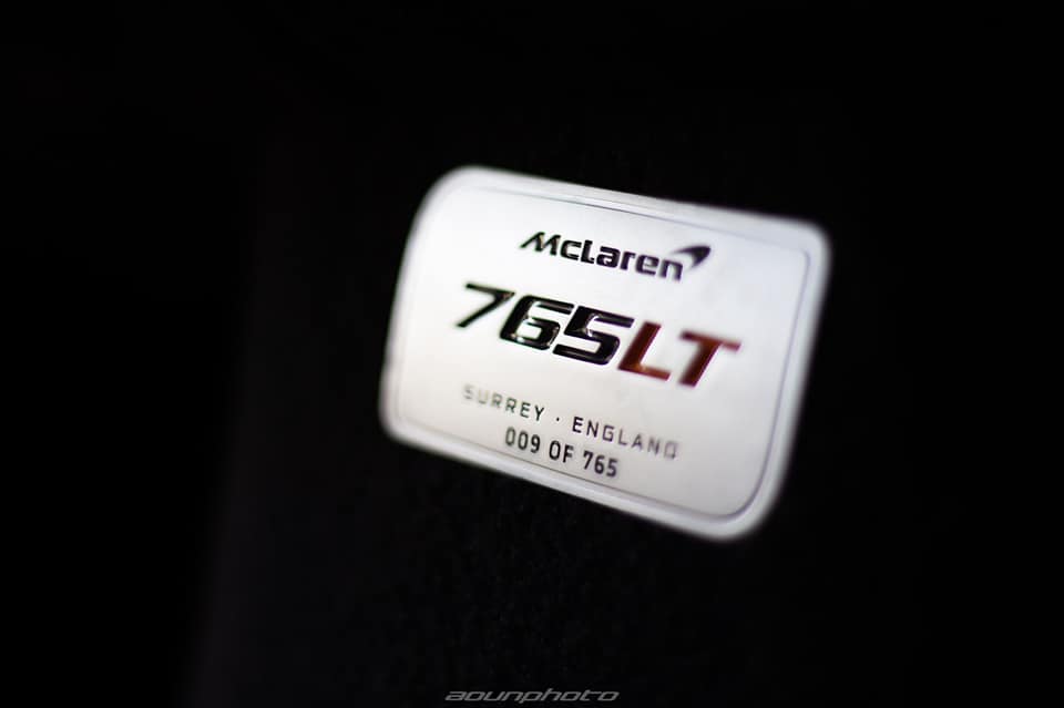Tấm huy hiệu cho biết siêu xe McLaren 765LT ở Thái Lan có số thứ tự 009/765 xe được sản xuất trên thế giới Tấm huy hiệu cho biết siêu xe McLaren 765LT ở Thái Lan có số thứ tự 009/765 xe được sản xuất trên thế giới