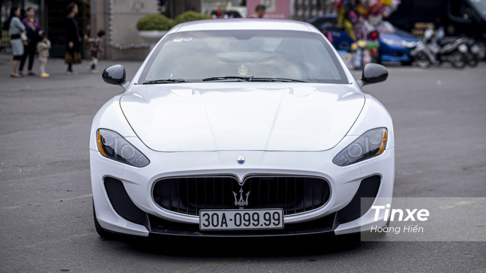 Với phong cách này, khi nhìn trực diện từ phía đầu xe thì chiếc Maserati GranTurismo MC Sportline mang màu trắng tinh khôi,. Với phong cách này, khi nhìn trực diện từ phía đầu xe thì chiếc Maserati GranTurismo MC Sportline mang màu trắng tinh khôi,.