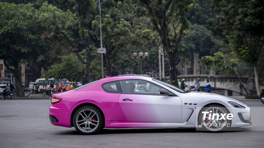 Maserati GranTurismo MC Sportline được trang bị khối động cơ V8, dung tích 4,7 lít, sản sinh công suất tối đa 460 mã lực và mô-men xoắn cực đại 520 Nm. Kết hợp cùng hộp số 6 cấp, Maserati GranTurismo MC Sportline mất khoảng 4,8 giây để tăng tốc từ vị trí đứng yên lên 100 km/h trước khi đạt vận tốc t Maserati GranTurismo MC Sportline được trang bị khối động cơ V8, dung tích 4,7 lít, sản sinh công suất tối đa 460 mã lực và mô-men xoắn cực đại 520 Nm. Kết hợp cùng hộp số 6 cấp, Maserati GranTurismo MC Sportline mất khoảng 4,8 giây để tăng tốc từ vị trí đứng yên lên 100 km/h trước khi đạt vận tốc t