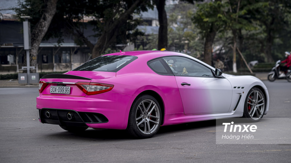 Chiếc Maserati GranTurismo MC Sportline được phối màu dựa trên phong cách của một chiếc Porsche 911 GT3 RS của nước ngoài. Chiếc Maserati GranTurismo MC Sportline được phối màu dựa trên phong cách của một chiếc Porsche 911 GT3 RS của nước ngoài.