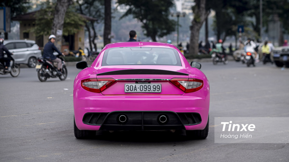 Thế nhưng khi nhìn từ phía đuôi xe lên thì chiếc xe lại có màu hồng. Thế nhưng khi nhìn từ phía đuôi xe lên thì chiếc xe lại có màu hồng.