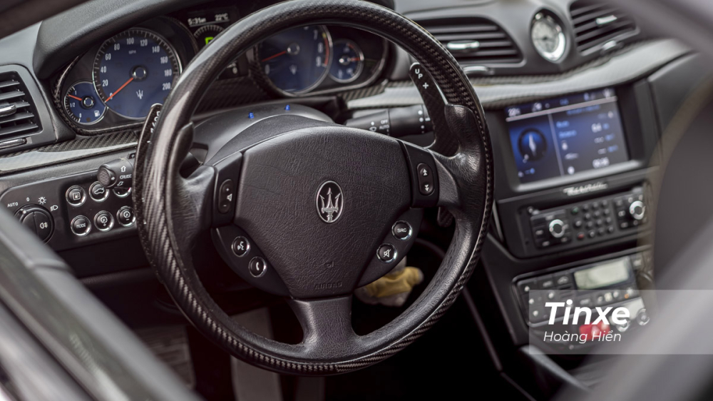 Vô-lăng đặc trưng cùng logo Maserati ở bên trong chiếc GranTurismo MC Sportline. Vô-lăng đặc trưng cùng logo Maserati ở bên trong chiếc GranTurismo MC Sportline.