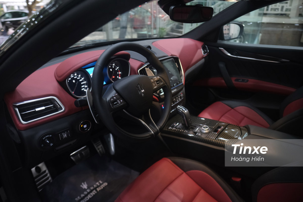 Nội thất sang trọng, tinh tế, hoàn thiện bởi hai tông màu đỏ Rosso và đen Nero. Vô-lăng 3 chấu chỉnh điện 4 hướng bọc da, tích hợp các nút rảnh tay ở trước và sau, hai lẫy chuyển số cỡ lớn ốp nhôm Aluminium. Nội thất sang trọng, tinh tế, hoàn thiện bởi hai tông màu đỏ Rosso và đen Nero. Vô-lăng 3 chấu chỉnh điện 4 hướng bọc da, tích hợp các nút rảnh tay ở trước và sau, hai lẫy chuyển số cỡ lớn ốp nhôm Aluminium.