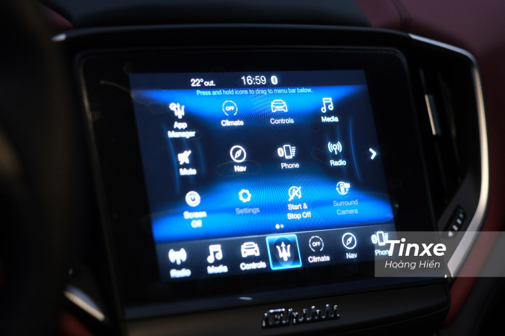 Ở vị trí trung tâm là màn hình cảm ứng Ở vị trí trung tâm là màn hình cảm ứng