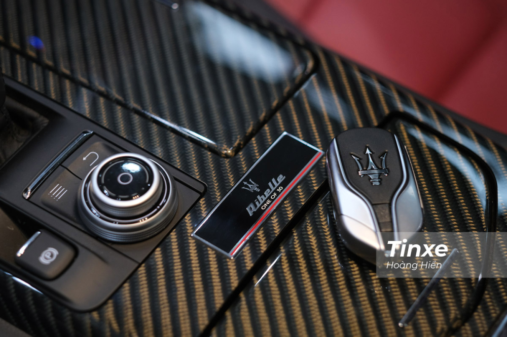 Sự sang trọng toát lên từ những chi tiết nhỏ nhất trên chiếc Maserati Ghibli Ribelle Sự sang trọng toát lên từ những chi tiết nhỏ nhất trên chiếc Maserati Ghibli Ribelle