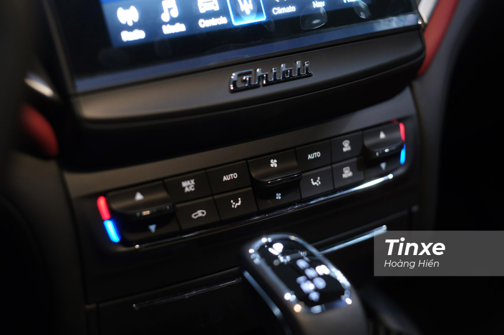 hiển thị đa thông tin. Các tiện nghi và hệ thống giải trí bao gồm điều hòa 2 vùng độc lập Maserati Touch Control Plus với hệ thống định vị tích hợp bản đồ Việt Nam, kết nối Bluetooth, Apple Carplay và Android Auto, khe đọc thẻ nhớ SD, USB và Aux-in. hiển thị đa thông tin. Các tiện nghi và hệ thống giải trí bao gồm điều hòa 2 vùng độc lập Maserati Touch Control Plus với hệ thống định vị tích hợp bản đồ Việt Nam, kết nối Bluetooth, Apple Carplay và Android Auto, khe đọc thẻ nhớ SD, USB và Aux-in.