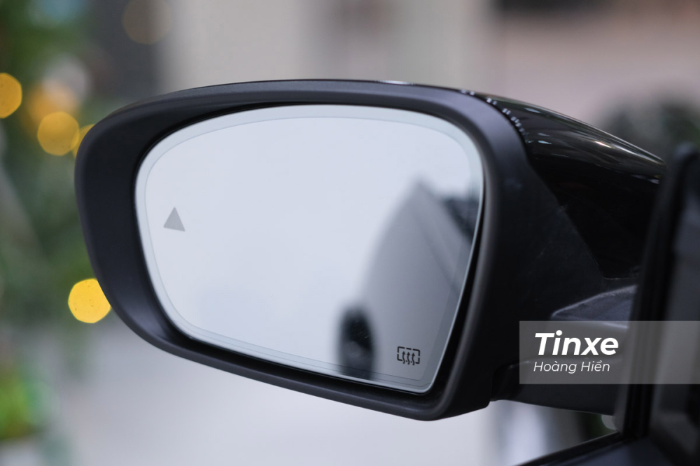 Maserati Ghibli Ribelle được trang bị gương chiếu hậu chỉnh điện tích hợp cảnh báo điểm mù và sấy gương. Maserati Ghibli Ribelle được trang bị gương chiếu hậu chỉnh điện tích hợp cảnh báo điểm mù và sấy gương.