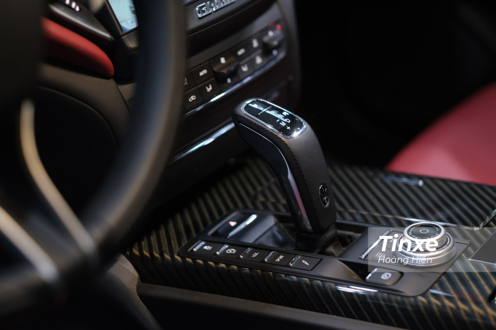 Tất cả được truyền tải thông qua hộp số ZF 8 cấp và hệ dẫn động RWD. Tất cả được truyền tải thông qua hộp số ZF 8 cấp và hệ dẫn động RWD.