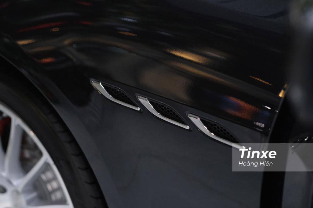 Hốc gió kiểu mang cá mập rất đặc trưng trên Maserati Ghibli Ribelle. Hốc gió kiểu mang cá mập rất đặc trưng trên Maserati Ghibli Ribelle.