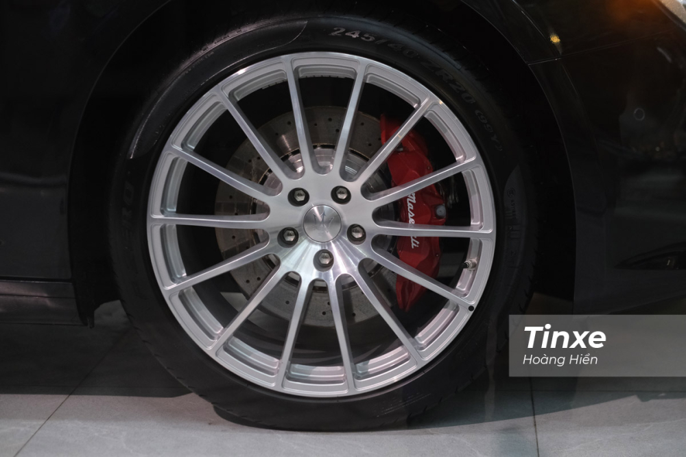 Đi kèm với Maserati Ghibli Ribelle là bộ vành hợp kim đa chấu thể thao có kích thước tới Đi kèm với Maserati Ghibli Ribelle là bộ vành hợp kim đa chấu thể thao có kích thước tới