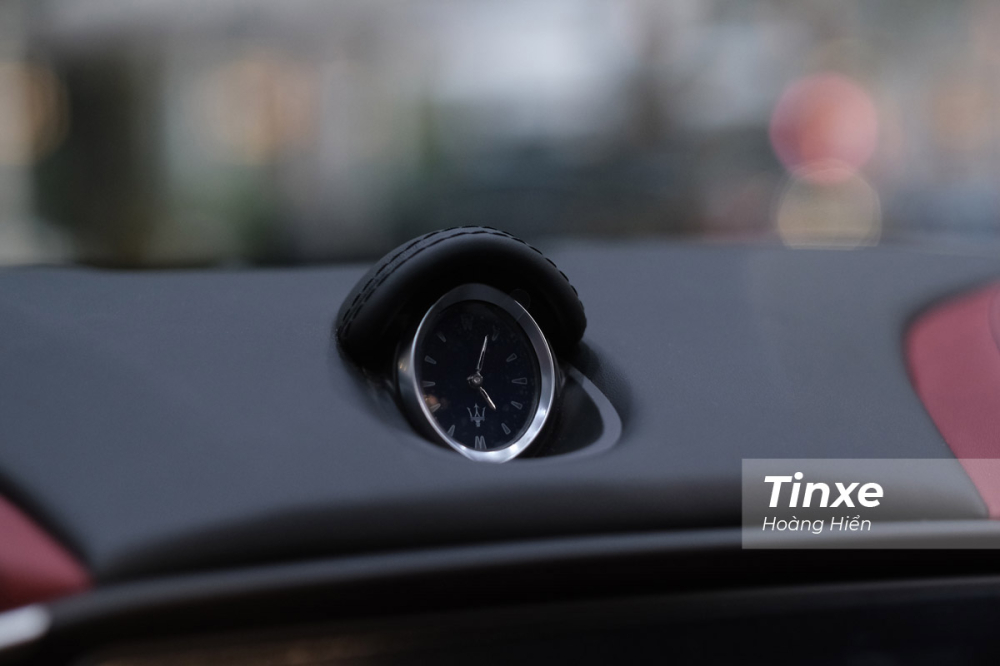 Đồng hồ cơ Maserati được đặt tại vị trí trung tâm làm tăng thêm vẻ sang trọng cho mẫu xe sản xuất giới hạn Maserati Ghibli Ribelle. Đồng hồ cơ Maserati được đặt tại vị trí trung tâm làm tăng thêm vẻ sang trọng cho mẫu xe sản xuất giới hạn Maserati Ghibli Ribelle.
