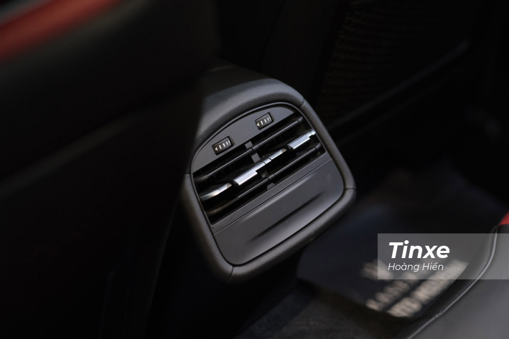 Hàng ghế thứ 2 của Maserati Ghibli Ribelle chỉ được trang bị cửa gió điều hoà. Hàng ghế thứ 2 của Maserati Ghibli Ribelle chỉ được trang bị cửa gió điều hoà.