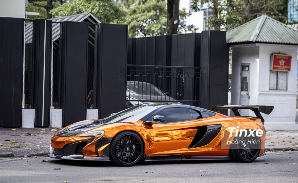 Tháng 12/2020, chiếc McLaren 650S Spider đầu tiên độ Liberty Walk tại Việt Nam bất ngờ tái xuất với vẻ ngoài hoàn toàn mới nhờ vào màu cam chrome phối cùng màu đen đầy nổi bật và bắt mắt.