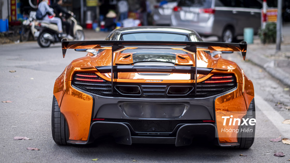 Bài toán khó nhất trên bản độ McLaren 650S Spider Liberty Walk chính là mui xếp cứng của xe có thể hoạt động dễ dàng hay không. Muốn làm điều này hãng độ Nhật Bản phải tính toán chi tiết và có thể dời cánh lướt gió hầm hố về sau nhiều hơn.