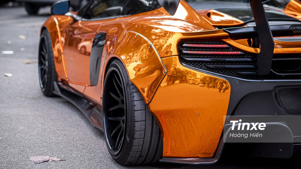 McLaren 650S Spider màu cam của Dương Kon sẽ phải chịu hy sinh bộ áo nguyên bản của xe để khoác lên mình bộ body kit thân rộng của hãng Nhật Bản. Các vòm bánh xe nguyên bản sẽ được cắt bỏ và trang bị thêm vòm bánh xe nới rộng ra, cố định bằng đinh tán.