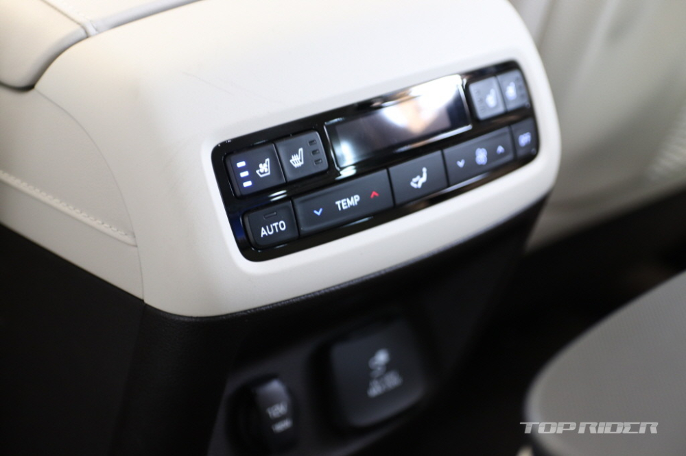 Các nút bấm khác nằm ở cụm điều khiển trung tâm của hàng ghế trước trong Hyundai Palisade VIP 2021 Các nút bấm khác nằm ở cụm điều khiển trung tâm của hàng ghế trước trong Hyundai Palisade VIP 2021