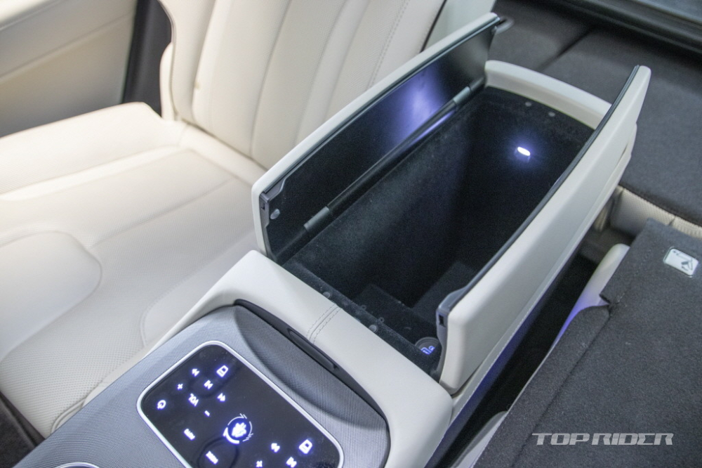 Ngăn đựng đồ ở giữa 2 ghế sau của Hyundai Palisade VIP 2021 Ngăn đựng đồ ở giữa 2 ghế sau của Hyundai Palisade VIP 2021