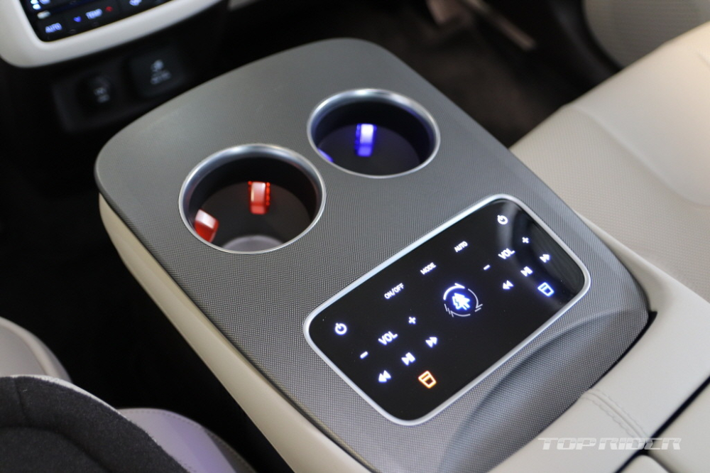 Cụm điều khiển trung tâm ở hàng ghế thứ hai của Hyundai Palisade VIP 2021 Cụm điều khiển trung tâm ở hàng ghế thứ hai của Hyundai Palisade VIP 2021