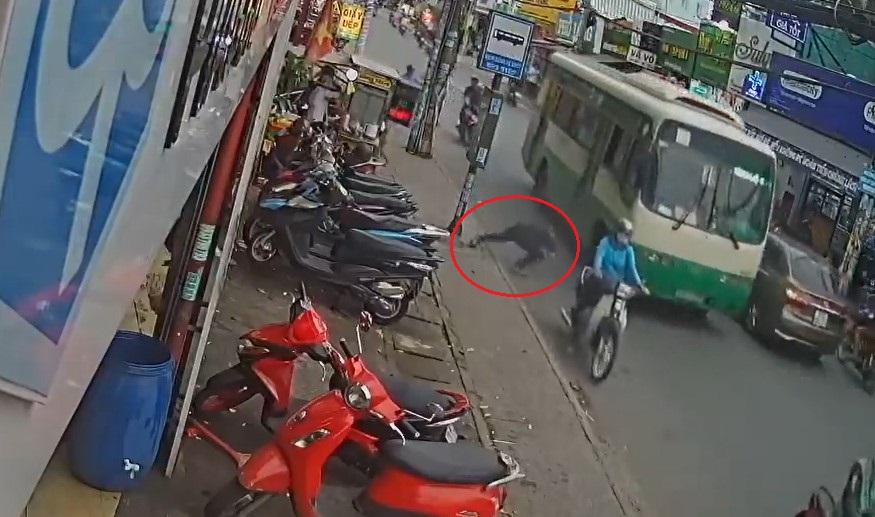 Nam thanh niên lao vào gầm xe buýt trên đường Nguyễn Duy Trinh Nam thanh niên lao vào gầm xe buýt trên đường Nguyễn Duy Trinh