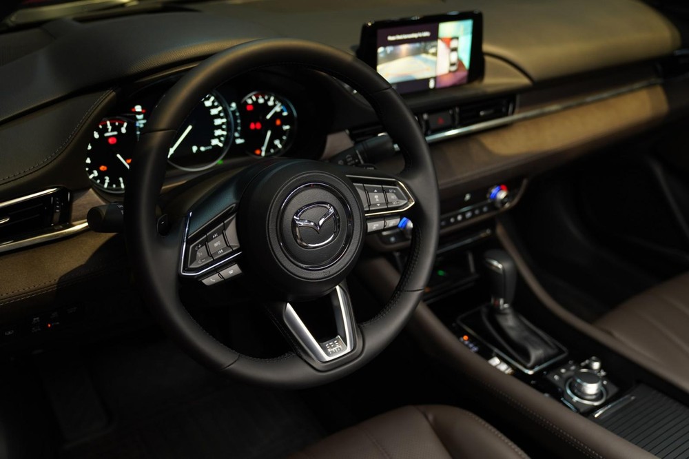 Trang bị vô lăng với nhiều nút bấm điều khiển trên Mazda6 Trang bị vô lăng với nhiều nút bấm điều khiển trên Mazda6