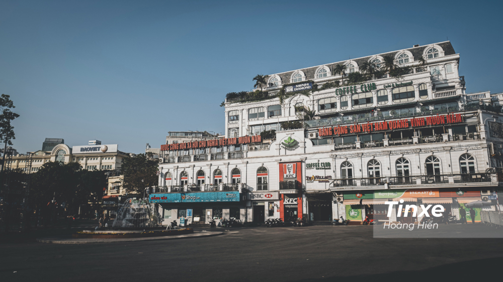 Khu vực hồ Hoàn Kiếm khá vắng vẻ, có lẽ do nhiều người còn chưa tỉnh giấc sau một đêm đếm ngược sang năm mới. Khu vực hồ Hoàn Kiếm khá vắng vẻ, có lẽ do nhiều người còn chưa tỉnh giấc sau một đêm đếm ngược sang năm mới.