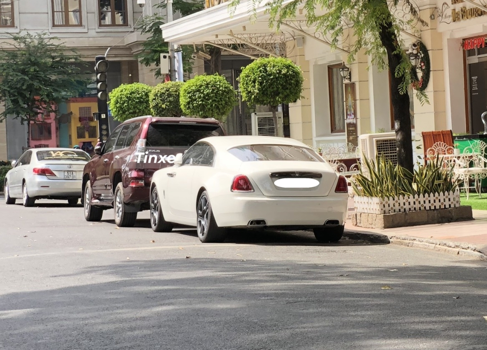Chiếc Rolls-Royce Wraith có tông màu trắng
