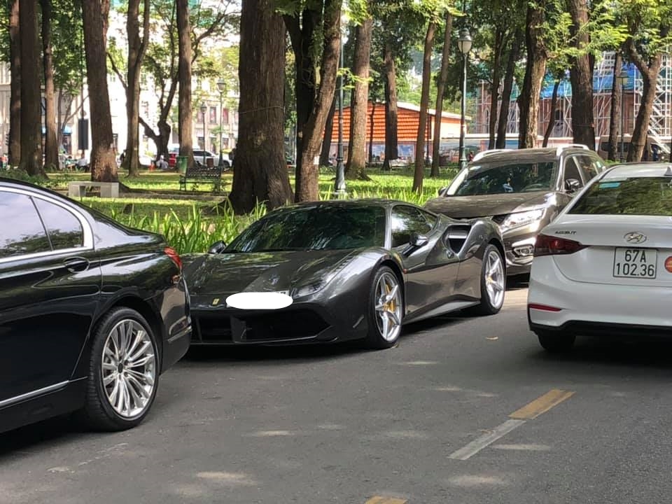 Trên con đường gần nhờ thờ Đức Bà còn có một chiếc Ferrari 488 GTB khác xuất hiện