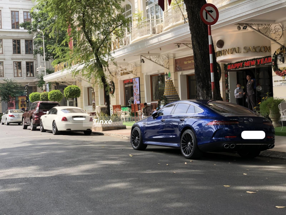 Rolls-Royce Wraith và đỗ phía sau là Mercedes-AMG GT 53 4Matic+ 4 Coupe 2020