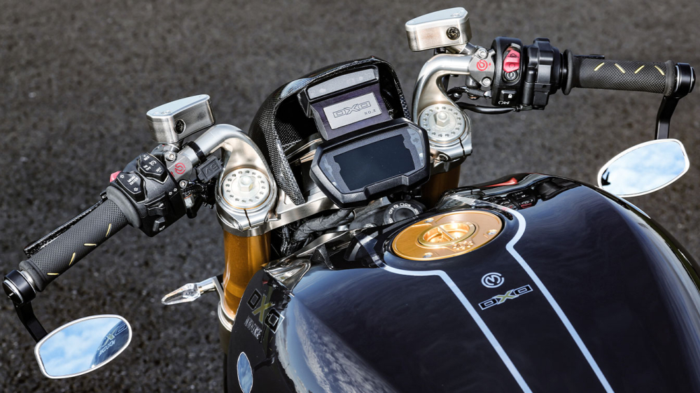 Dàn đầu của chiếc xe đã được thay thế bằng bộ chảng ba CNC nhôm tuyệt đẹp, tay lái Cafe Racer dạng Clip-on điệu nghệ đi cùng với ốp đầu carbon. Dàn đầu của chiếc xe đã được thay thế bằng bộ chảng ba CNC nhôm tuyệt đẹp, tay lái Cafe Racer dạng Clip-on điệu nghệ đi cùng với ốp đầu carbon.