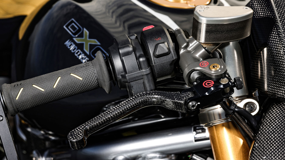 Tất nhiên, đi cùng với đó cũng là cùm phanh Brembo và tay phanh carbon khô tuyệt đẹp Tất nhiên, đi cùng với đó cũng là cùm phanh Brembo và tay phanh carbon khô tuyệt đẹp