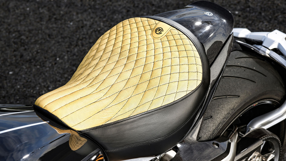 Để mang lại vị trí ngồi thể thao hơn, phù hợp hơn với dáng xe thì yên xe đã được đôn cao, bọc yên sử dụng loại da đặc biệt được khâu theo dạng kim cương đẹp mắt và nổi bật Để mang lại vị trí ngồi thể thao hơn, phù hợp hơn với dáng xe thì yên xe đã được đôn cao, bọc yên sử dụng loại da đặc biệt được khâu theo dạng kim cương đẹp mắt và nổi bật