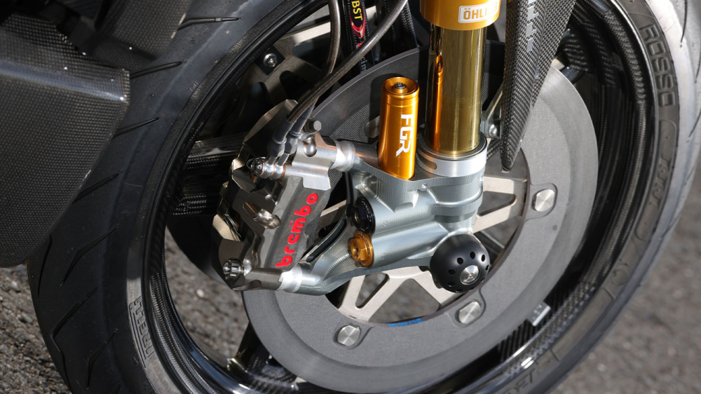 Phía trước, bản độ được trang bị loạt đồ độ đắt tiền như phuộc Ohlins FGR300, đĩa phanh Ceramic cùng phanh Brembo P4-34. Phía trước, bản độ được trang bị loạt đồ độ đắt tiền như phuộc Ohlins FGR300, đĩa phanh Ceramic cùng phanh Brembo P4-34.