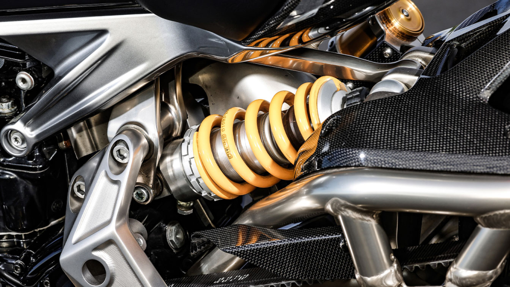 Phuộc sau của bản độ cũng được sử dụng đồ cao cấp với phuộc lò xo trụ Ohlins S46 có khả năng tùy chỉnh cực cao. Phuộc sau của bản độ cũng được sử dụng đồ cao cấp với phuộc lò xo trụ Ohlins S46 có khả năng tùy chỉnh cực cao.