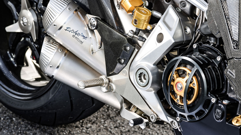 Sử dụng dáng xe Drag Racer, vị trí để chân của bản độ cũng được đưa lùi về phía sau 55cm so với nguyên bản. Bộ pad để chân và những chi tiết xung quanh đều được cắt CNC và đo đặc một cách cẩn thận. Sử dụng dáng xe Drag Racer, vị trí để chân của bản độ cũng được đưa lùi về phía sau 55cm so với nguyên bản. Bộ pad để chân và những chi tiết xung quanh đều được cắt CNC và đo đặc một cách cẩn thận.