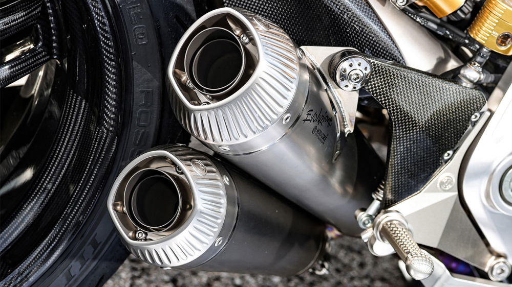 Tất nhiên, bản độ nào cũng sẽ phải sở hữu một bộ lon pô độ khác biệt và trên DXD, cặp pô đôi Slip-on làm bằng titan được thiết kế như xe đua MotoGP cũng góp phần làm tăng sức mạnh và sự uy lực cho X Diavel. Tất nhiên, bản độ nào cũng sẽ phải sở hữu một bộ lon pô độ khác biệt và trên DXD, cặp pô đôi Slip-on làm bằng titan được thiết kế như xe đua MotoGP cũng góp phần làm tăng sức mạnh và sự uy lực cho X Diavel.