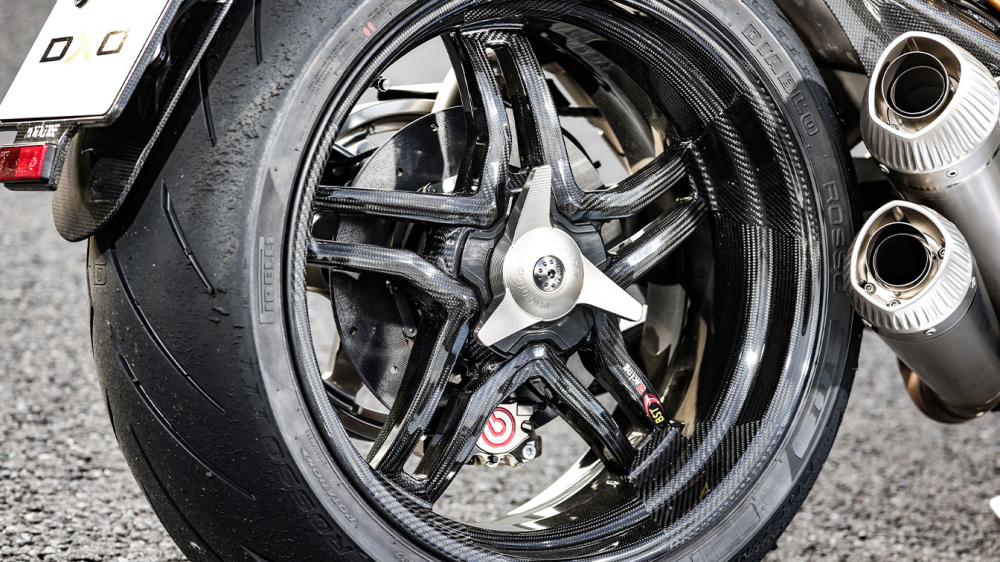 Vành sau carbon siêu nhẹ có khóa bánh dạng Spiner có khả năng xoay ngược với bánh xe cũng là một trong những đồ trang sức tuyệt vời trên bản độ DXD từ Duacti X Diavel Vành sau carbon siêu nhẹ có khóa bánh dạng Spiner có khả năng xoay ngược với bánh xe cũng là một trong những đồ trang sức tuyệt vời trên bản độ DXD từ Duacti X Diavel