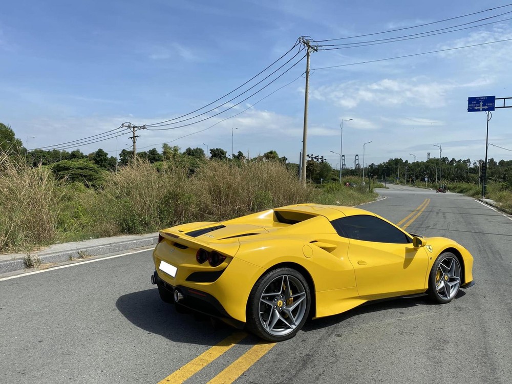 Tại Việt Nam hiện nay có 2 chiếc Ferrari F8 Spider, chiếc còn lại mang màu đỏ Tại Việt Nam hiện nay có 2 chiếc Ferrari F8 Spider, chiếc còn lại mang màu đỏ
