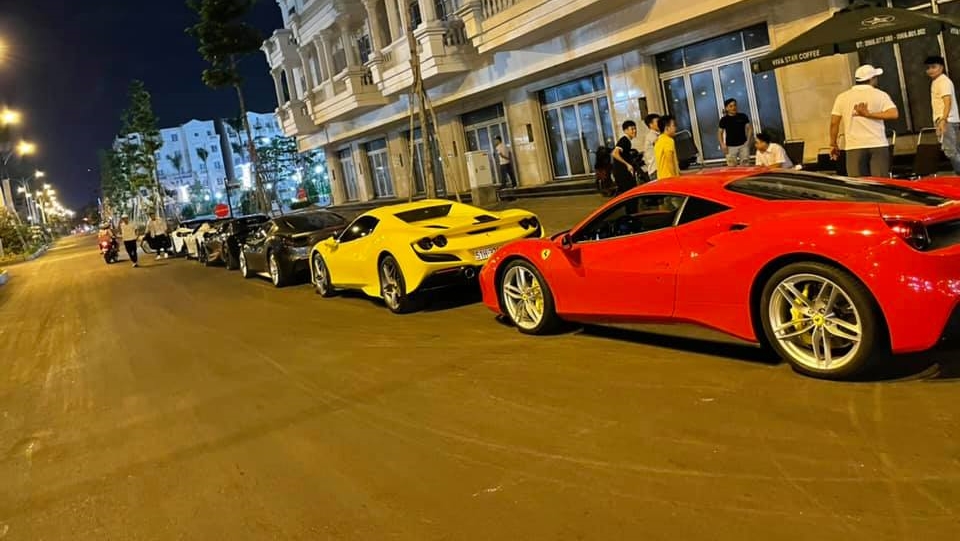 Từ dưới lên trên là Ferrari 488 GTB màu đỏ, Ferrari F8 Spider màu vàng, Ferrari 488 GTB màu xám, McLaren 720S Spider, Ferrari 488 GTB màu trắng và đỗ đầu tiên là Ferrari 488 Spider Từ dưới lên trên là Ferrari 488 GTB màu đỏ, Ferrari F8 Spider màu vàng, Ferrari 488 GTB màu xám, McLaren 720S Spider, Ferrari 488 GTB màu trắng và đỗ đầu tiên là Ferrari 488 Spider