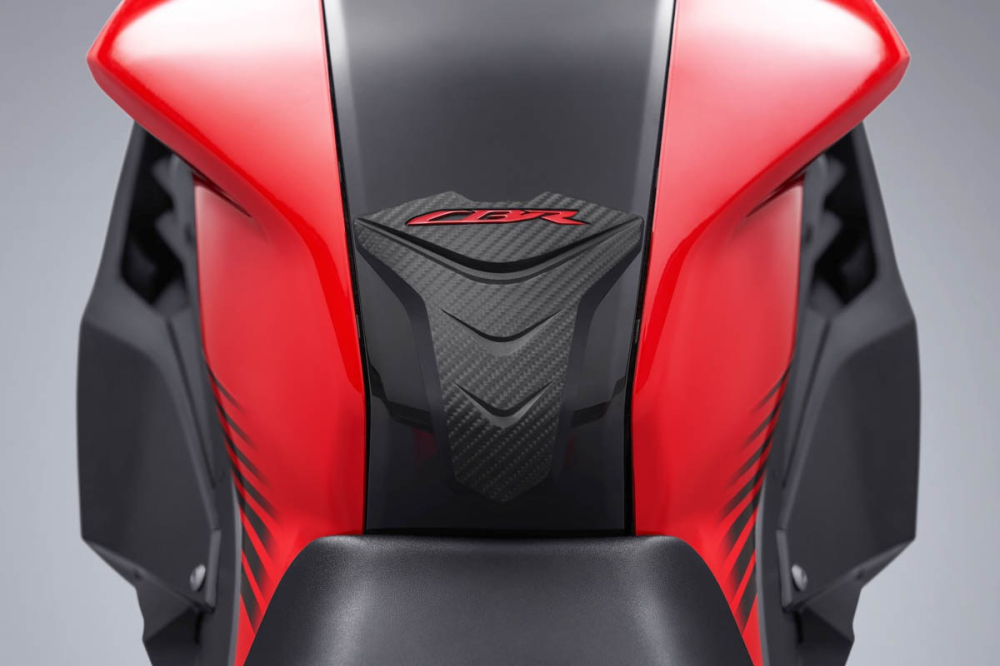 Dung tích bình xăng lớn 12 lít Dung tích bình xăng lớn 12 lít