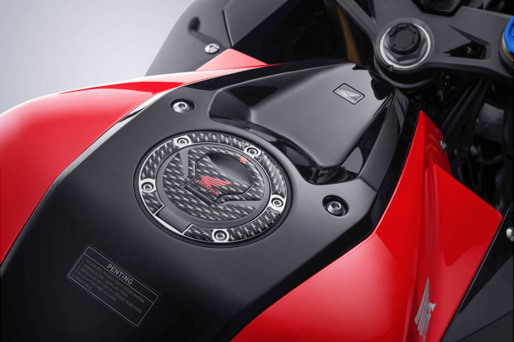 Ổ khóa chưa được tích hợp gọn vào phần trên của bình xăng mà vẫn nằm ở khu vực chảng ba Ổ khóa chưa được tích hợp gọn vào phần trên của bình xăng mà vẫn nằm ở khu vực chảng ba