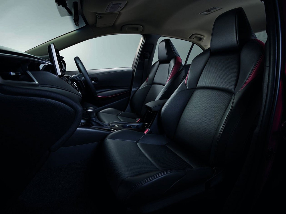 Nội thất của Toyota Corolla Altis 1.8 GR Sport 2021 thể thao hơn với những điểm nhấn màu đỏ Nội thất của Toyota Corolla Altis 1.8 GR Sport 2021 thể thao hơn với những điểm nhấn màu đỏ