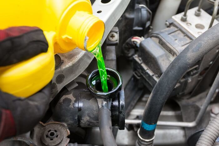 Vệ sinh bằng cách súc két nước xe ô tô với dung dịch chuyên dụng. Vệ sinh bằng cách súc két nước xe ô tô với dung dịch chuyên dụng.