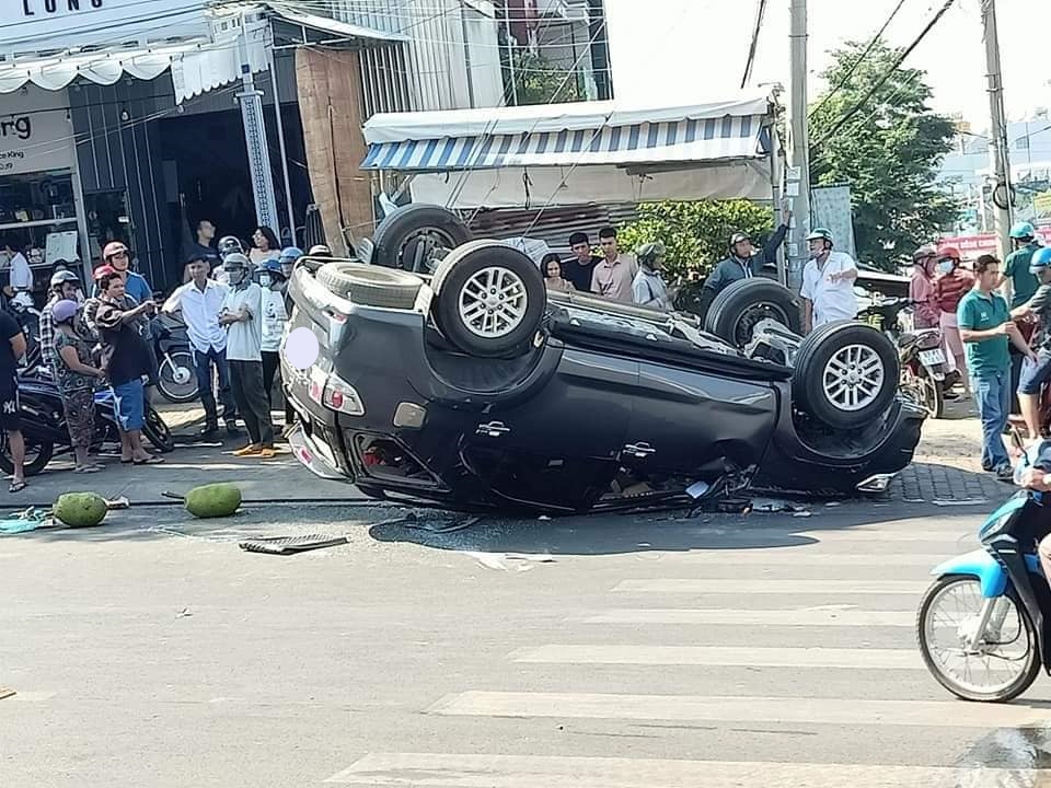 Chiếc xe Toyota Fortuner lật ngửa sau tai nạn với xe Mitsubishi XPander