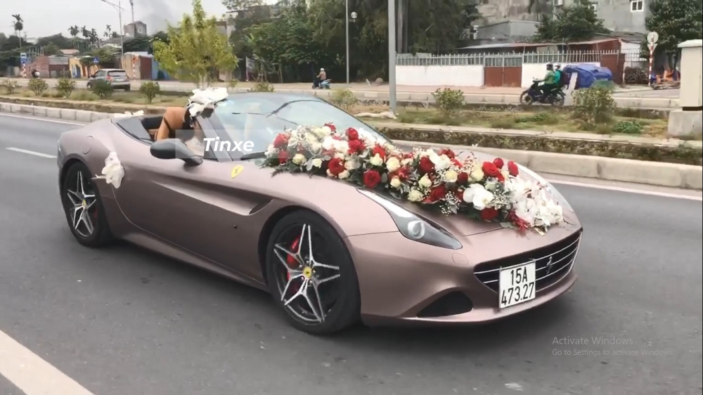 Cận cảnh xe hoa Ferrari California T trong lễ đính hôn vào hôm qua gây bão cộng đồng mạng của cặp đôi ở Hải Phòng