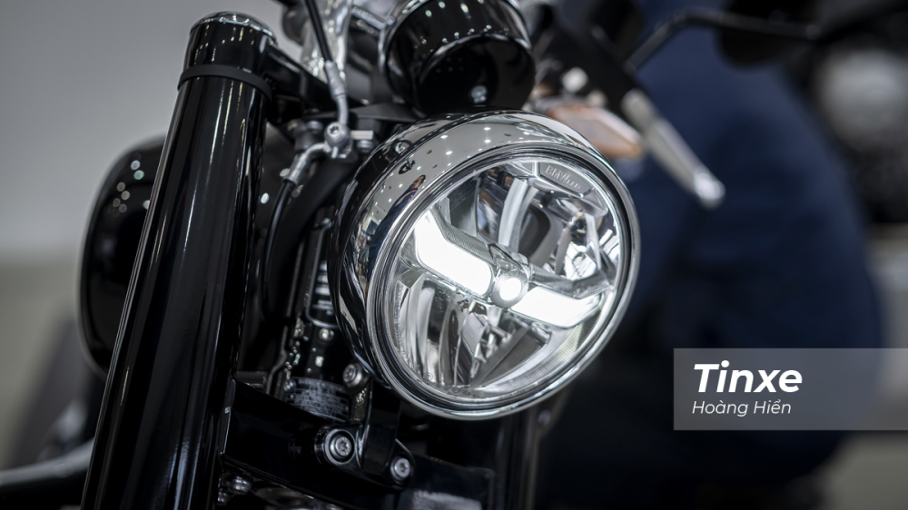 Cụ thể, phần đèn xe được thiết kế tròn cổ điển nhưng lại được tích hợp công nghệ full-LED. Cụ thể, phần đèn xe được thiết kế tròn cổ điển nhưng lại được tích hợp công nghệ full-LED.