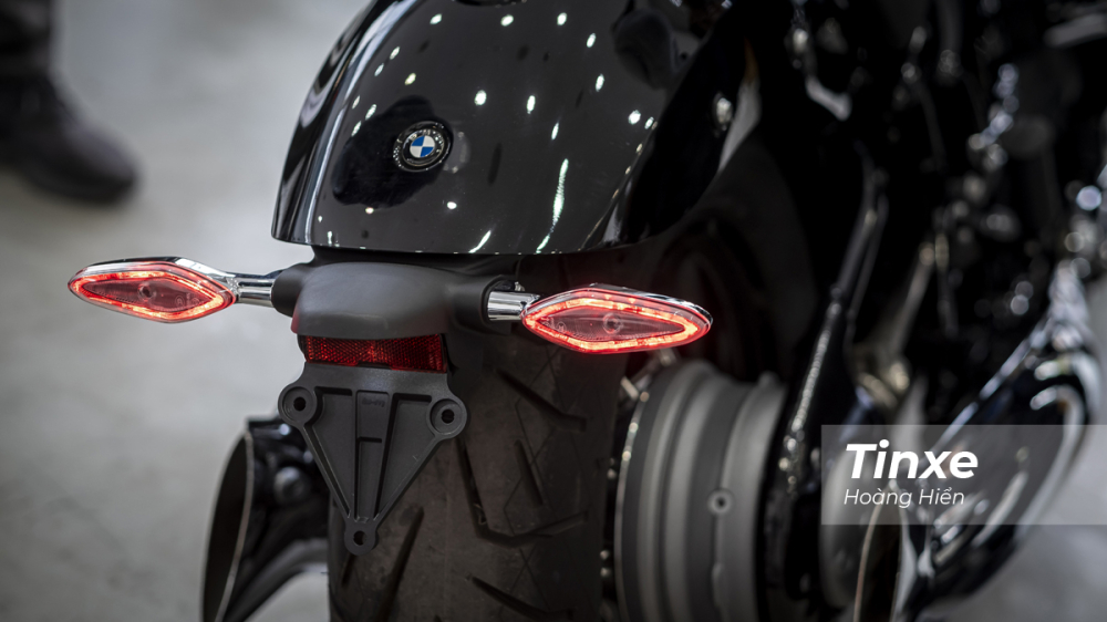 Không dừng ở đó, xi-nhan BMW R18 được thiết kế khá cách tân và cũng sử dụng công nghệ LED. Không dừng ở đó, xi-nhan BMW R18 được thiết kế khá cách tân và cũng sử dụng công nghệ LED.